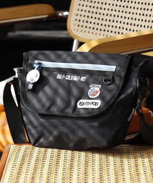 FUNALIVE(ファンアライブ)の「僕のヒーローアカデミア×OUTDOOR PRODUCTS 缶バッチ付きフラップショルダー(ショルダーバッグ・メンズ・スカイブルー/ブラック/グレー・フリー)」の1枚目の写真