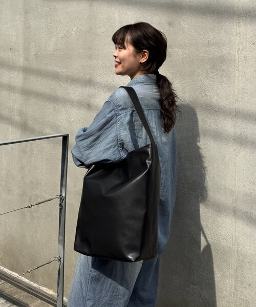 GALLARDAGALANTE(ガリャルダガランテ)の「【MANAKAコラボ】ベルテッドワンショルダー(ショルダーバッグ・レディース・グレイッシュベージュ/ブラック・FREE)」の3枚目の写真