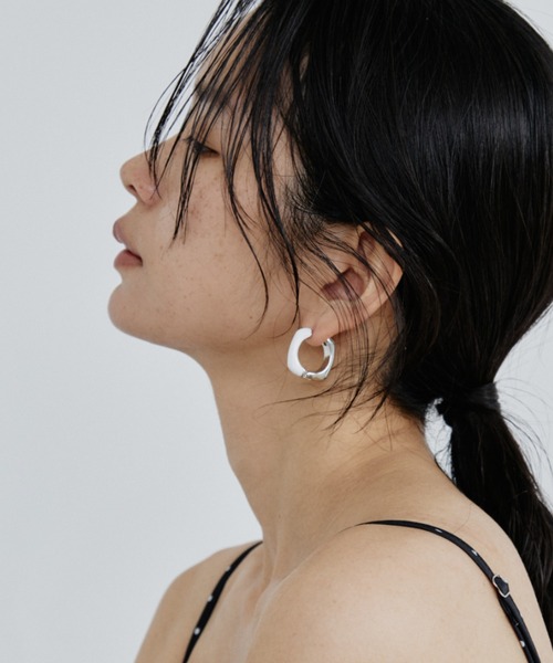 DRWCYS（ドロシーズ）の「バイカラースクエアピアス（ピアス（両耳用）・レディース・アイボリー/ブラウン・FREE）」の2枚目の写真