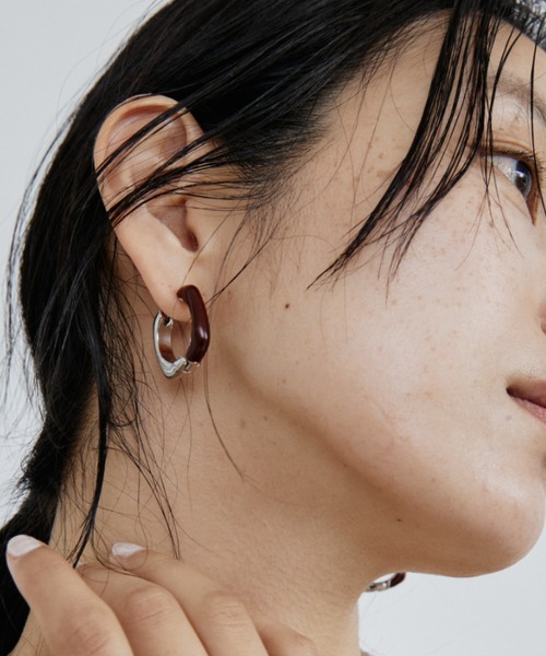 DRWCYS（ドロシーズ）の「バイカラースクエアピアス（ピアス（両耳用）・レディース・アイボリー/ブラウン・FREE）」の8枚目の写真