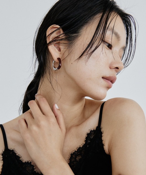 DRWCYS（ドロシーズ）の「バイカラースクエアピアス（ピアス（両耳用）・レディース・アイボリー/ブラウン・FREE）」の11枚目の写真