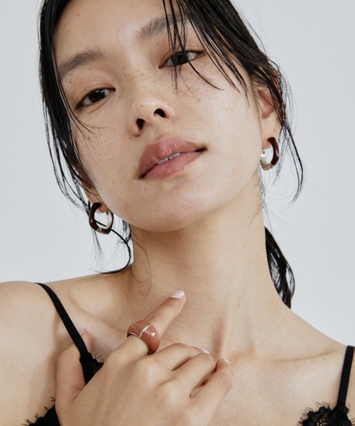 DRWCYS（ドロシーズ）の「バイカラースクエアピアス（ピアス（両耳用）・レディース・アイボリー/ブラウン・FREE）」の13枚目の写真