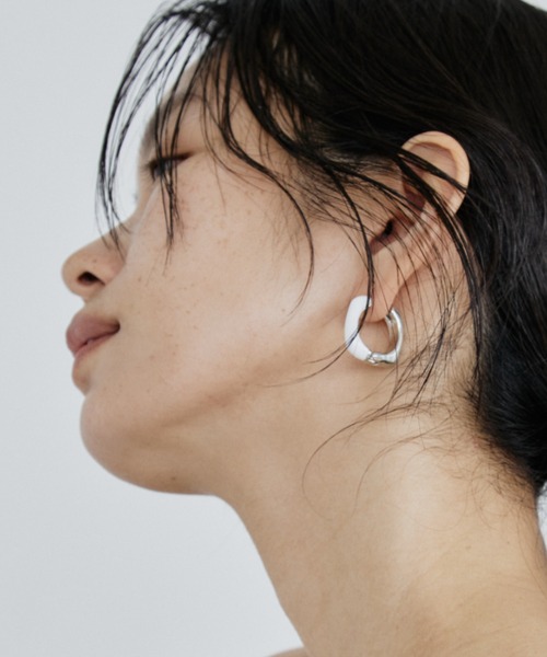 DRWCYS（ドロシーズ）の「バイカラースクエアピアス（ピアス（両耳用）・レディース・アイボリー/ブラウン・FREE）」の4枚目の写真