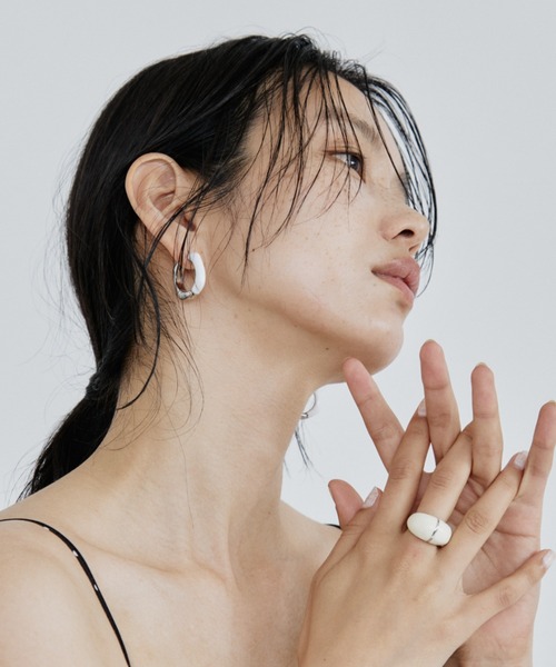 DRWCYS（ドロシーズ）の「バイカラースクエアピアス（ピアス（両耳用）・レディース・アイボリー/ブラウン・FREE）」の5枚目の写真