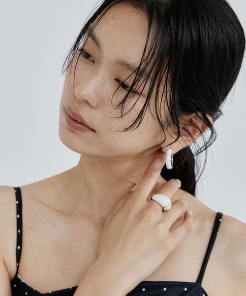 DRWCYS（ドロシーズ）の「バイカラースクエアピアス（ピアス（両耳用）・レディース・アイボリー/ブラウン・FREE）」の6枚目の写真