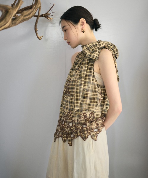 Check embroidery scallop blouse — блузка в клетку с вышивкой и шёлковой окантовкой