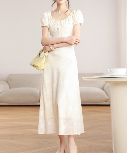 LUCPY(ラクピー)の「リボンネックギャザーフレアワンピース(ワンピース・レディース・ホワイト・X-LARGE/LARGE/MEDIUM/SMALL)」の2枚目の写真