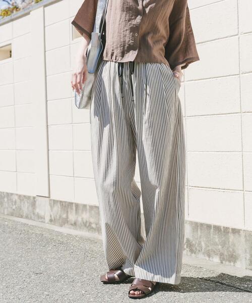 ITEMS URBANRESEARCH(アイテムズ アーバンリサーチ)の「サッカーストライプパンツ(その他パンツ・レディース・ブラック/ライトブルー・FREE)」の1枚目の写真