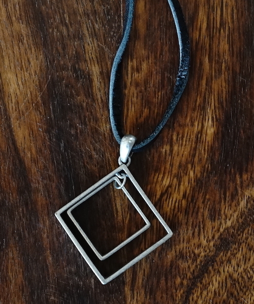 MYE-DO'（マイ・ドゥ）の「ネックレス ”quadratus”（ネックレス・メンズ・ブラウン/ブラック・FREE）」の2枚目の写真