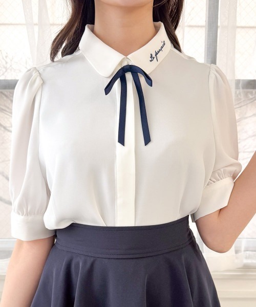 F i.n.t(フィント)の「リボンタイ付きロゴ刺繍衿ブラウス/fint フィント(シャツ/ブラウス・レディース・ホワイト×ネイビー/アイボリー・FREE)」の5枚目の写真