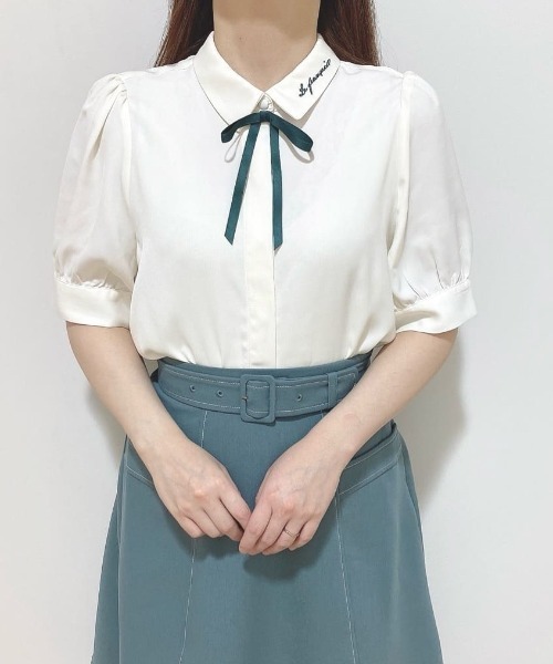 F i.n.t(フィント)の「リボンタイ付きロゴ刺繍衿ブラウス/fint フィント(シャツ/ブラウス・レディース・ホワイト×ネイビー/アイボリー・FREE)」の9枚目の写真