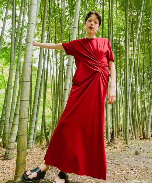 OMMO(オーエムエムオー)の「LINE SLIT TUCK H/S OP(ワンピース・レディース・レッド/ブラック・36/38)」の4枚目の写真