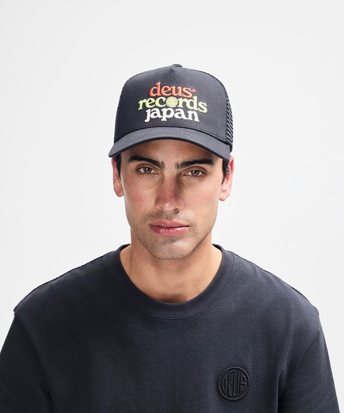 DEUS EX MACHINA(デウスエクスマキナ)の「STRATA TRUCKER メッシュキャップ(キャップ・メンズ・ブラック/ブルー・OS)」の5枚目の写真