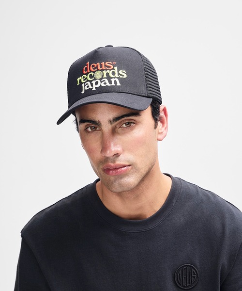 DEUS EX MACHINA(デウスエクスマキナ)の「STRATA TRUCKER メッシュキャップ(キャップ・メンズ・ブラック/ブルー・OS)」の6枚目の写真