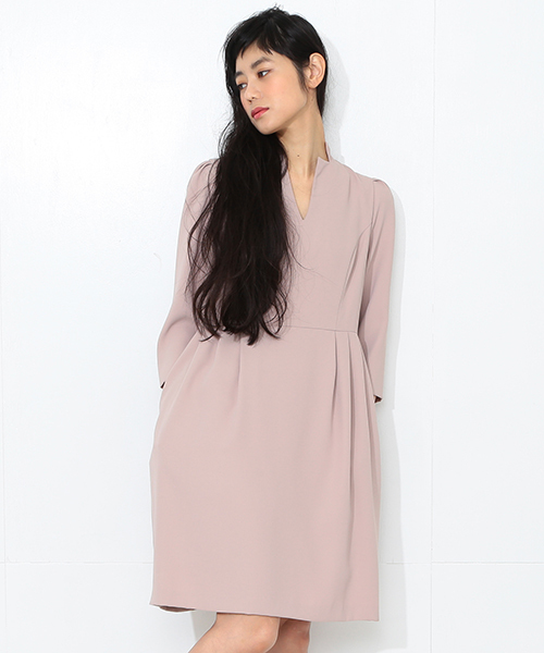 CAROLINA GLASER(カロリナ グレイサー)の「【MEG着用】CAROLINA GLASER / 襟カットワンピース(ワンピース・レディース・ブラック/ピンク・ONE SIZE)」の2枚目の写真