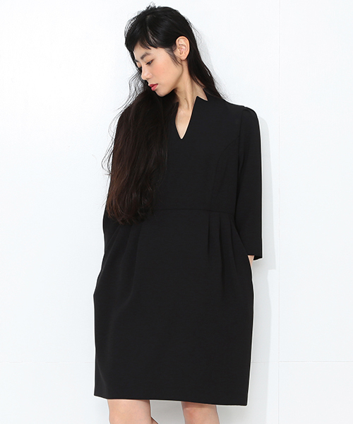 CAROLINA GLASER(カロリナ グレイサー)の「【MEG着用】CAROLINA GLASER / 襟カットワンピース(ワンピース・レディース・ブラック/ピンク・ONE SIZE)」の3枚目の写真