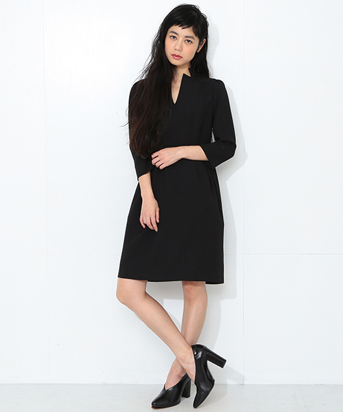 CAROLINA GLASER(カロリナ グレイサー)の「【MEG着用】CAROLINA GLASER / 襟カットワンピース(ワンピース・レディース・ブラック/ピンク・ONE SIZE)」の4枚目の写真