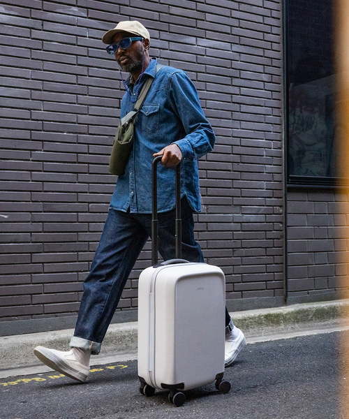 Bellroy(ベルロイ)の「Bellroy ベルロイ Transit-Carry-on LTCA(クラッチバッグ・レディース・ブラック/グリーン/ネイビー/アイボリー・FREE)」の6枚目の写真