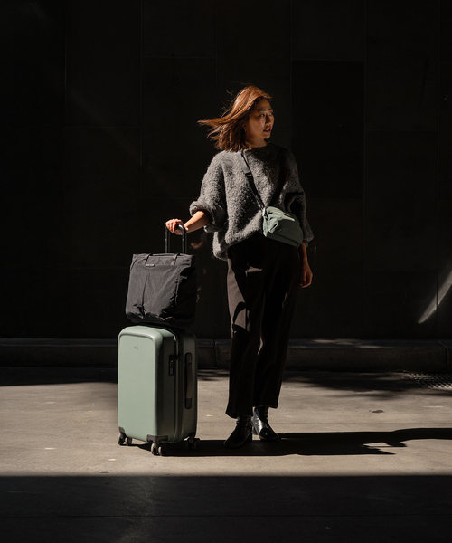 Bellroy(ベルロイ)の「Bellroy ベルロイ Transit-Carry-on LTCA(クラッチバッグ・レディース・ブラック/グリーン/ネイビー/アイボリー・FREE)」の9枚目の写真