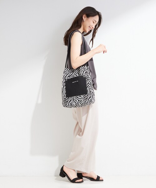 SHOO・LA・RUE(シューラルー)の「【柄が選べる】肩掛けしやすい キャンバストートバッグ(トートバッグ・レディース・アイボリー/グレー/イエロー/ブラウン系4/ブラック系3・00)」の10枚目の写真