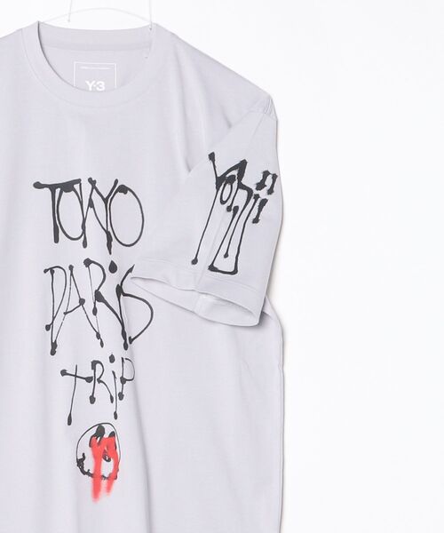Y-3(ワイスリー)の「Y-3 CHITO CITY GRAPHIC SHORT SLEEVE TEE(Tシャツ/カットソー・メンズ・ライトグレー系・XX-SMALL/X-SMALL/SMALL/MEDIUM/LARGE/X-LARGE/XX-LARGE)」の7枚目の写真