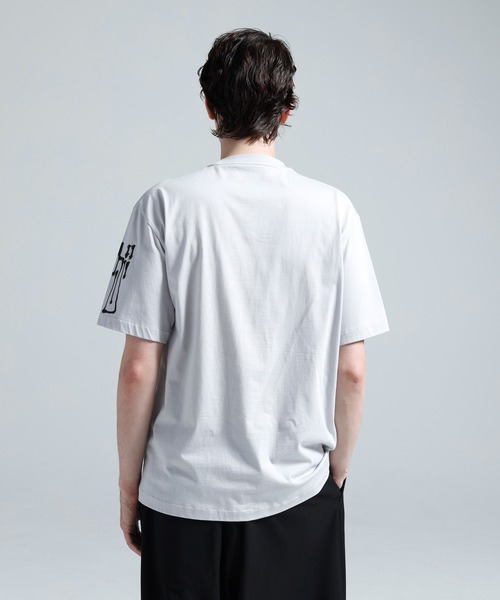 Y-3(ワイスリー)の「Y-3 CHITO CITY GRAPHIC SHORT SLEEVE TEE(Tシャツ/カットソー・メンズ・ライトグレー系・XX-SMALL/X-SMALL/SMALL/MEDIUM/LARGE/X-LARGE/XX-LARGE)」の2枚目の写真