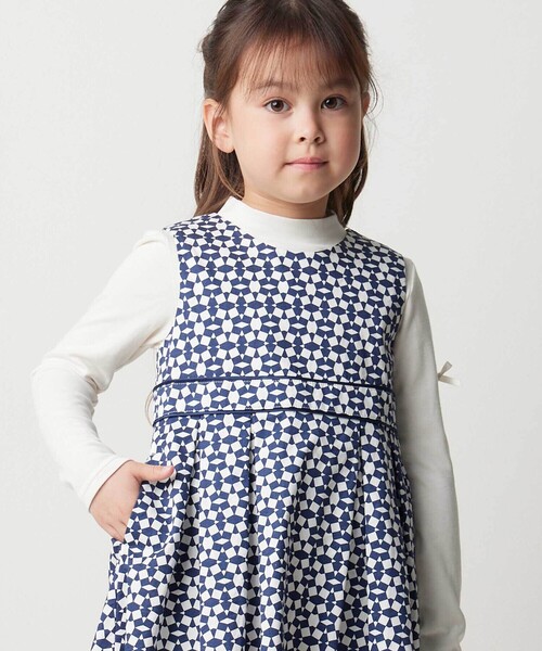 BeBe（ベベ）の「【お揃い】ジオメトリックプリントベルトラインジャンパースカート(90~150cm)（ジャンパースカート・キッズ・ブルー系その他2・140cm/120cm/150cm/130cm/110cm）」の4枚目の写真