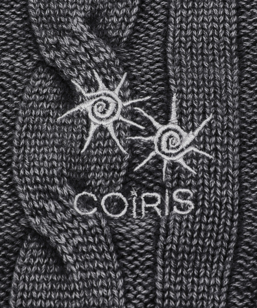 COIRIS（コイリス）の「メイブル ラウンドネック ディストレスト ケーブルニット 男女共用 (2カラー)（ニット/セーター・レディース・チャコールグレー/カーキ・FREE）」の9枚目の写真