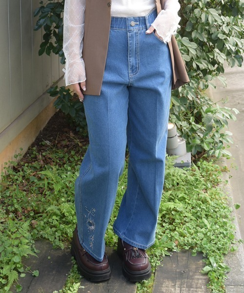 axes femme（アクシーズファム）の「月×星刺繍デニムパンツ（その他パンツ・レディース・インディゴブルー/ケミカルウォッシュ・MEDIUM/LARGE）」の2枚目の写真