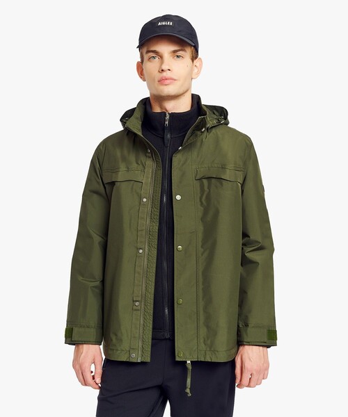 AIGLE(エーグル)の「GORE-TEX ゴアテックス 防風 防水 透湿 2レイヤー フーデッドジャケット T-KIT(マウンテンパーカー・メンズ・ブラック/ダークグリーン・S/L/XL/M)」の4枚目の写真