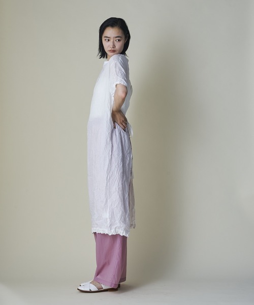 mintdesigns(ミントデザインズ)の「Crinkled Apron Dress(ワンピース・レディース・ホワイト/グレイッシュベージュ・ONESIZE)」の4枚目の写真