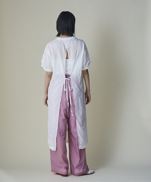 mintdesigns(ミントデザインズ)の「Crinkled Apron Dress(ワンピース・レディース・ホワイト/グレイッシュベージュ・ONESIZE)」の5枚目の写真