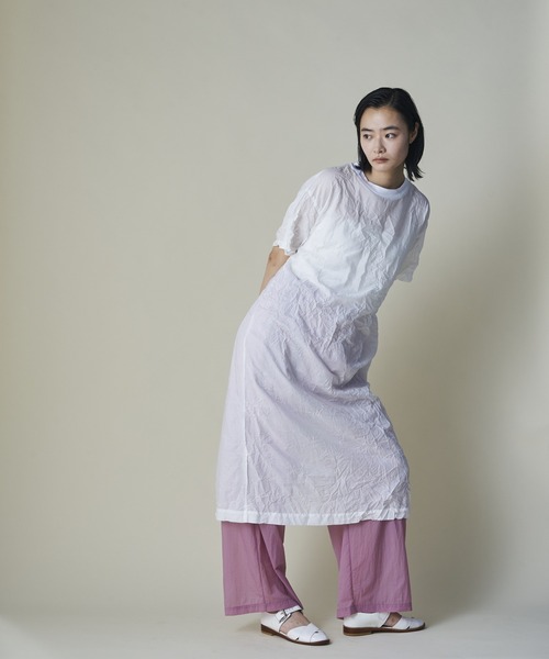 mintdesigns(ミントデザインズ)の「Crinkled Apron Dress(ワンピース・レディース・ホワイト/グレイッシュベージュ・ONESIZE)」の6枚目の写真