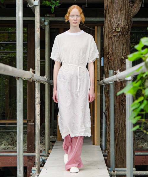 mintdesigns(ミントデザインズ)の「Crinkled Apron Dress(ワンピース・レディース・ホワイト/グレイッシュベージュ・ONESIZE)」の3枚目の写真