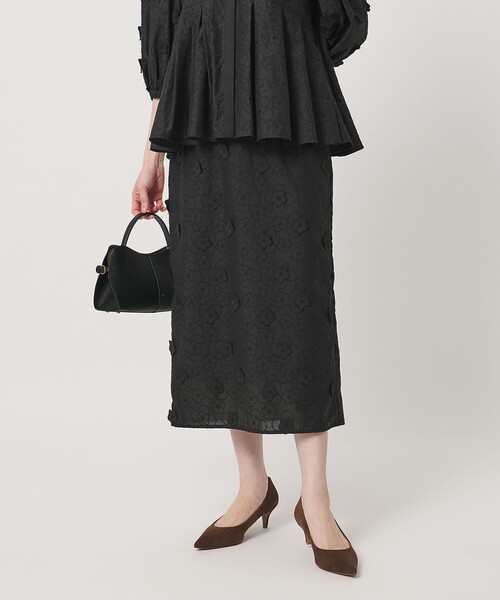 UNITED ARROWS(ユナイテッドアローズ)の「3Dフラワー タイトスカート ‐ウォッシャブル‐(スカート・レディース・ホワイト/ブラック・38/36)」の2枚目の写真