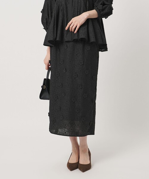 UNITED ARROWS(ユナイテッドアローズ)の「3Dフラワー タイトスカート ‐ウォッシャブル‐(スカート・レディース・ホワイト/ブラック・38/36)」の4枚目の写真