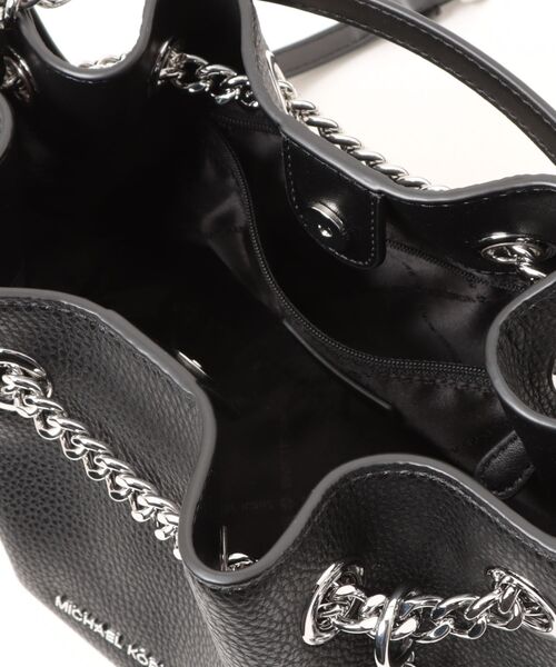 MICHAEL KORS(マイケルコース)の「MINA SM CHAIN POUCHETTE XBODY(ショルダーバッグ・レディース・ブラック・FREE)」の4枚目の写真