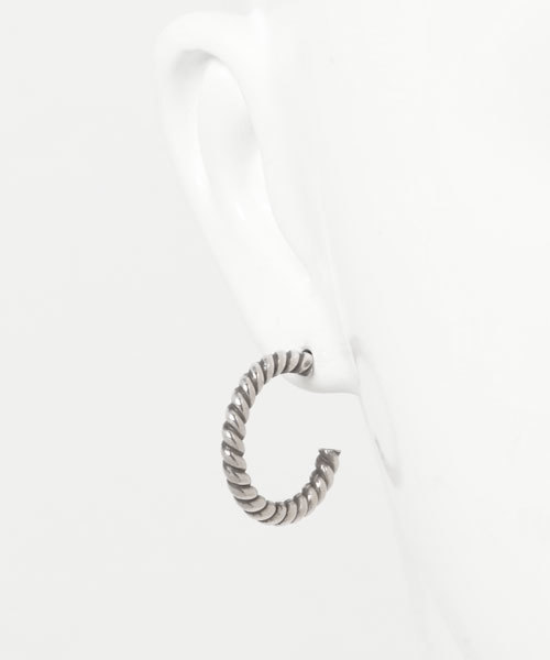 SunKu(サンク)の「SILVER LARGE HOOP PIERCE / TWIST(シルバー ラージ フープ ピアス / ツイスト)(ピアス(片耳用)・メンズ・シルバー・FREE)」の5枚目の写真