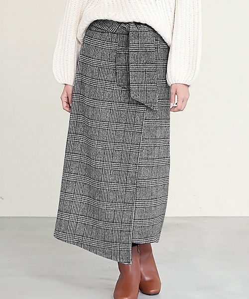 Pierrot（ピエロ）の「チェック柄ラップ風 ロングタイトスカート（スカート・レディース・ブラック/ネイビー/ブラウン・L/M）」の2枚目の写真