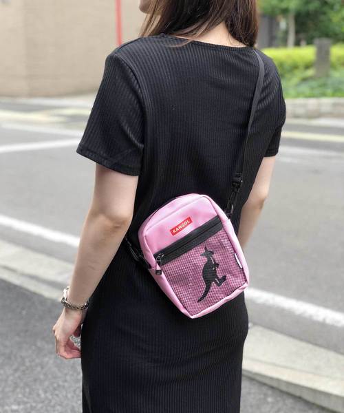KANGOL(カンゴール)の「【KANGOL / カンゴール】BOX LOGO ミニショルダーバッグ(ショルダーバッグ・メンズ・ホワイト/ネイビー/ピンク/ブラック×ホワイト/ブラック×ブラック/グレー・FREE)」の6枚目の写真