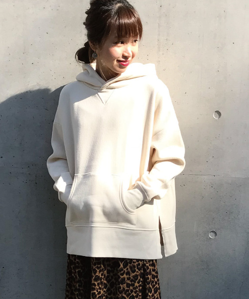 meJane(ミージェーン)の「ルーズシルエット/裏起毛パーカー(パーカー・レディース・ベージュ/ブラウン/オフホワイト/チャコールグレー/スモークピンク/ブラック/パープル/ライトグレー/オリーブ・フリー)」の2枚目の写真
