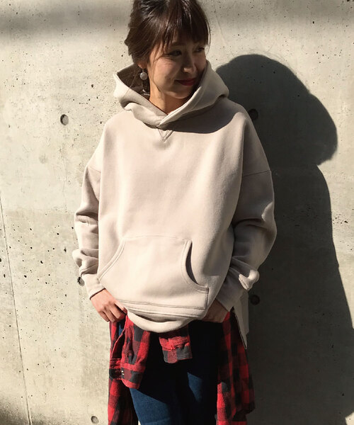 meJane(ミージェーン)の「ルーズシルエット/裏起毛パーカー(パーカー・レディース・ベージュ/ブラウン/オフホワイト/チャコールグレー/スモークピンク/ブラック/パープル/ライトグレー/オリーブ・フリー)」の6枚目の写真