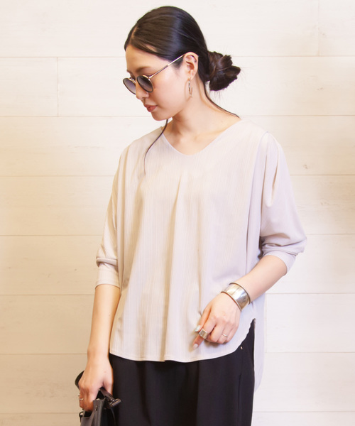 B.I.D.（ビーアイディー）の「BID / Rib地 V-Neck Tee Blouse（シャツ/ブラウス・レディース・ブラック/グレー/オフホワイト/グレイッシュベージュ・FREE）」の4枚目の写真