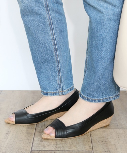 Fin(フィン)の「オープントゥウェッジソールパンプス(パンプス・レディース・ブラック/グリーン/ベージュ/ゴールド・22.5cm/23cm/23.5cm/24cm/24.5cm/25cm)」の2枚目の写真