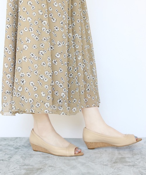 Fin(フィン)の「オープントゥウェッジソールパンプス(パンプス・レディース・ブラック/グリーン/ベージュ/ゴールド・22.5cm/23cm/23.5cm/24cm/24.5cm/25cm)」の16枚目の写真
