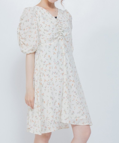 Mysa&Liina（ミーサリーナ）の「フロントシャーリング花柄ミニワンピース（ワンピース・レディース・オフホワイト/ブルー/ブラック・M）」の7枚目の写真