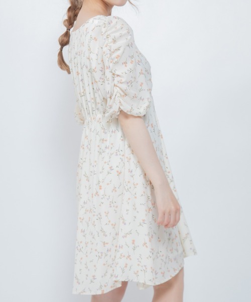 Mysa&Liina（ミーサリーナ）の「フロントシャーリング花柄ミニワンピース（ワンピース・レディース・オフホワイト/ブルー/ブラック・M）」の8枚目の写真