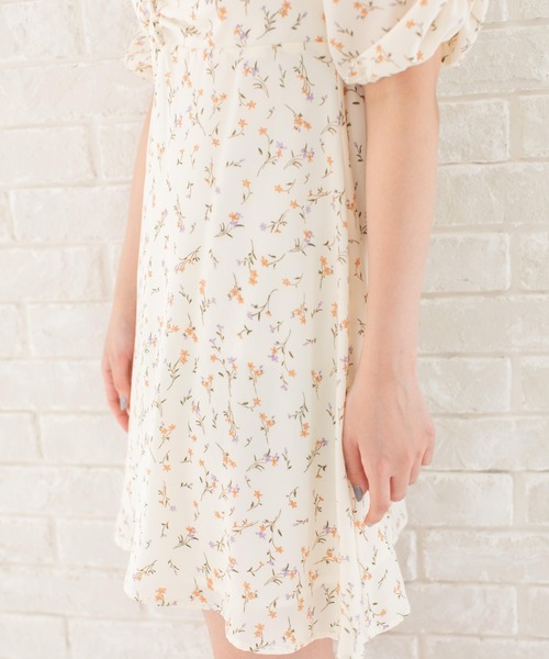 Mysa&Liina（ミーサリーナ）の「フロントシャーリング花柄ミニワンピース（ワンピース・レディース・オフホワイト/ブルー/ブラック・M）」の14枚目の写真