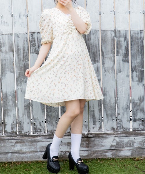 Mysa&Liina（ミーサリーナ）の「フロントシャーリング花柄ミニワンピース（ワンピース・レディース・オフホワイト/ブルー/ブラック・M）」の4枚目の写真