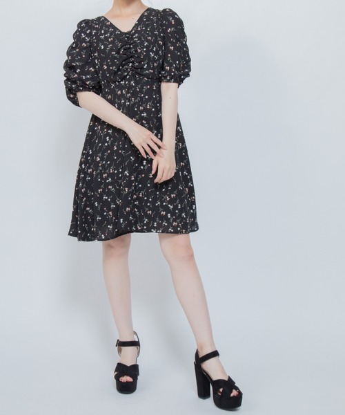 Mysa&Liina（ミーサリーナ）の「フロントシャーリング花柄ミニワンピース（ワンピース・レディース・オフホワイト/ブルー/ブラック・M）」の17枚目の写真